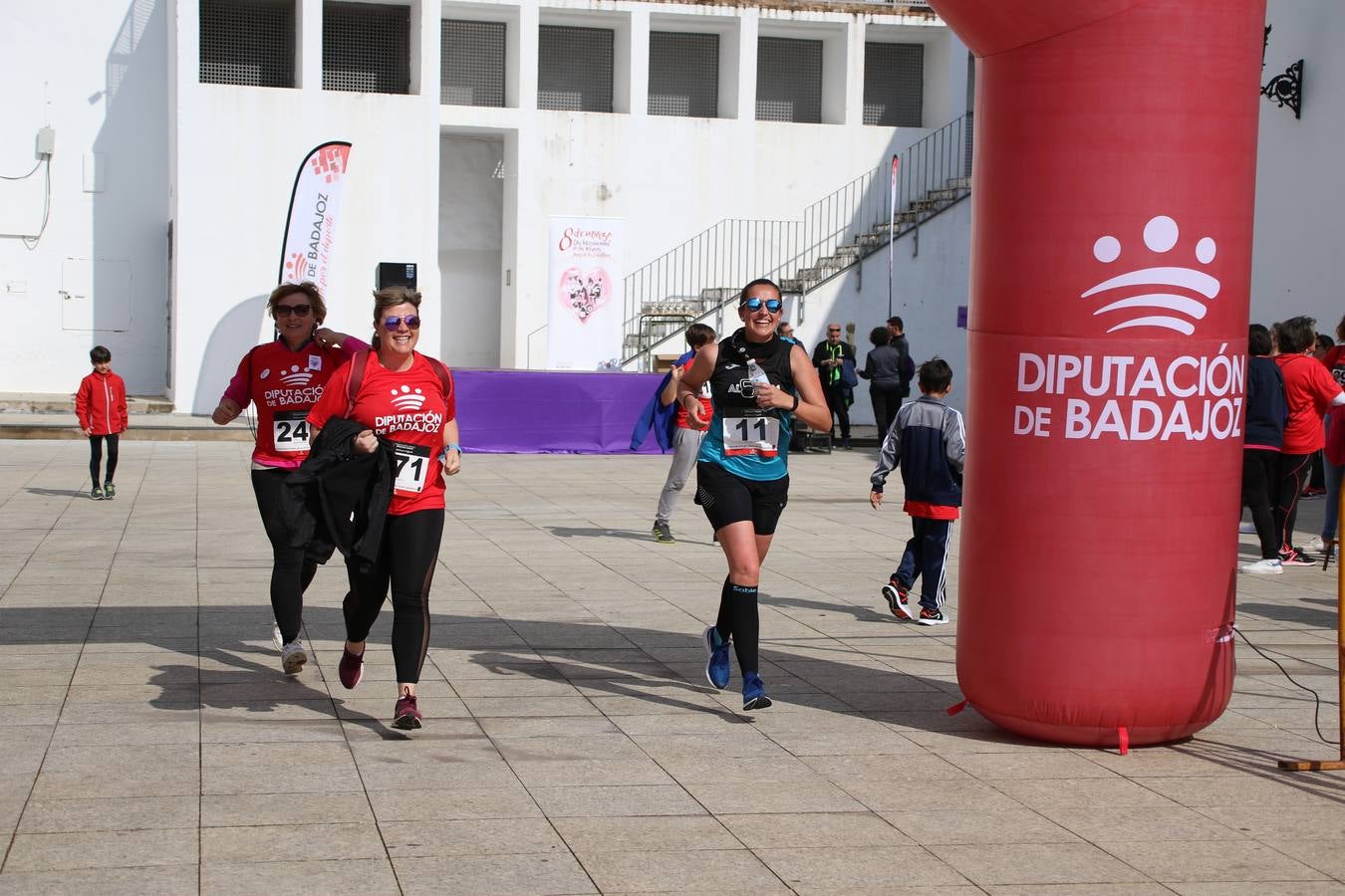 Jerez de los Caballeros ha acogido, esta mañana, la 'I Carrera de la Mujer', enmarcada dentro del programa 'Mujer y Deporte' de la Diputación de Badajoz y bajo el lema 'Nuestra meta, la igualdad'. Más de 300 personas, de todas las edades, se han dado cita en la Plaza de la Alcazaba y han recorrido las calles del municipio en una jornada que ha aunado deporte, solidaridad y reivindicación.