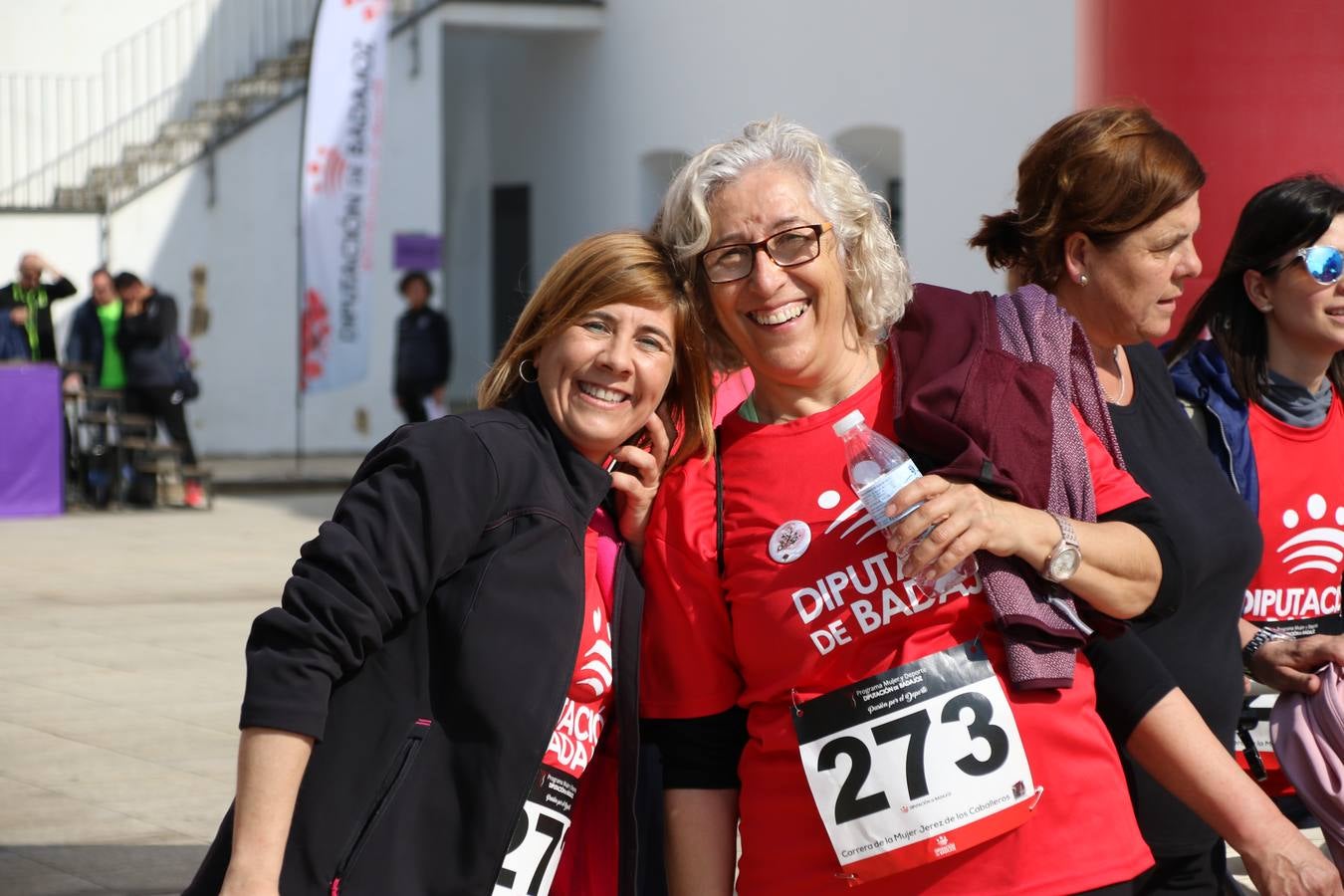 Jerez de los Caballeros ha acogido, esta mañana, la 'I Carrera de la Mujer', enmarcada dentro del programa 'Mujer y Deporte' de la Diputación de Badajoz y bajo el lema 'Nuestra meta, la igualdad'. Más de 300 personas, de todas las edades, se han dado cita en la Plaza de la Alcazaba y han recorrido las calles del municipio en una jornada que ha aunado deporte, solidaridad y reivindicación.