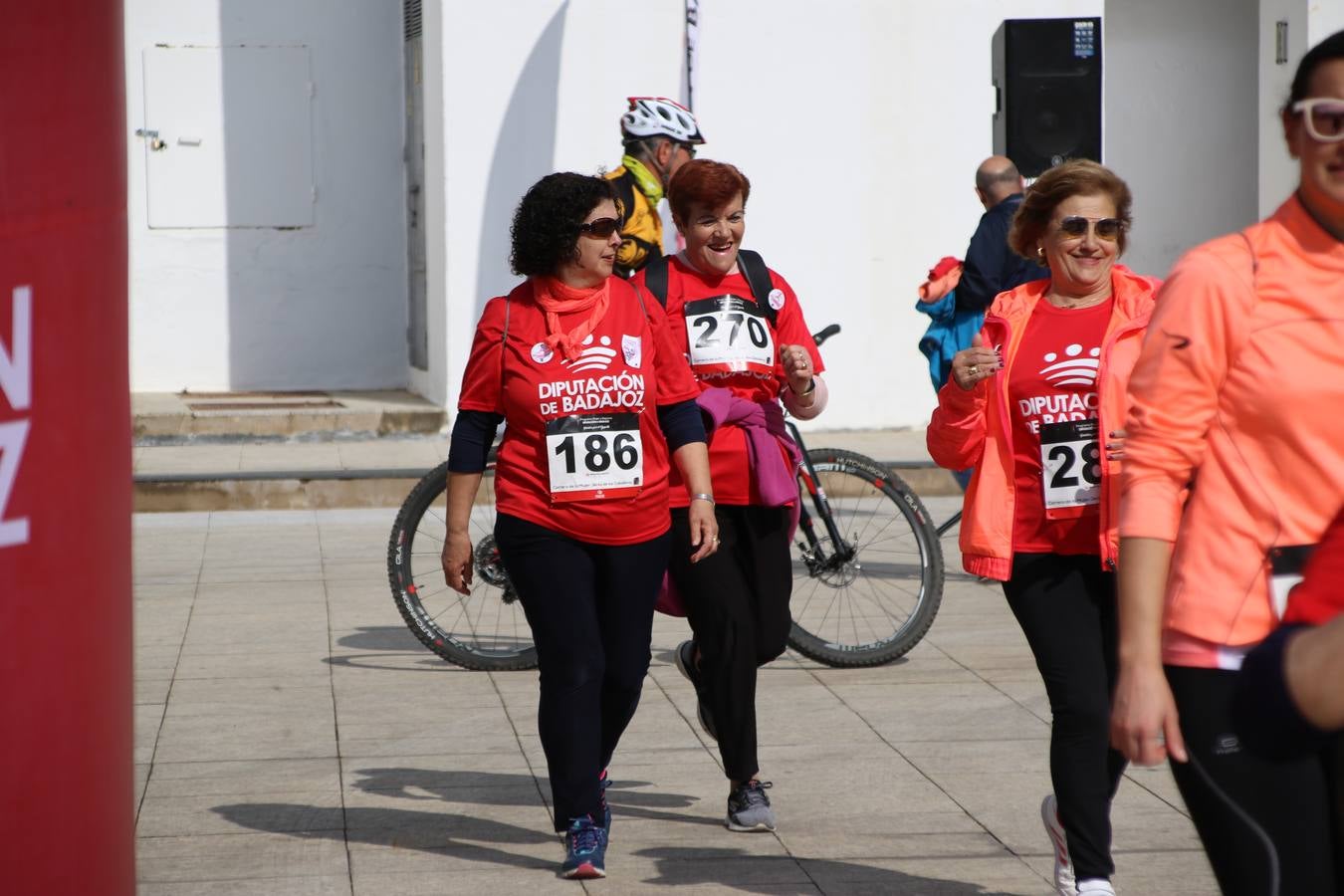Jerez de los Caballeros ha acogido, esta mañana, la 'I Carrera de la Mujer', enmarcada dentro del programa 'Mujer y Deporte' de la Diputación de Badajoz y bajo el lema 'Nuestra meta, la igualdad'. Más de 300 personas, de todas las edades, se han dado cita en la Plaza de la Alcazaba y han recorrido las calles del municipio en una jornada que ha aunado deporte, solidaridad y reivindicación.