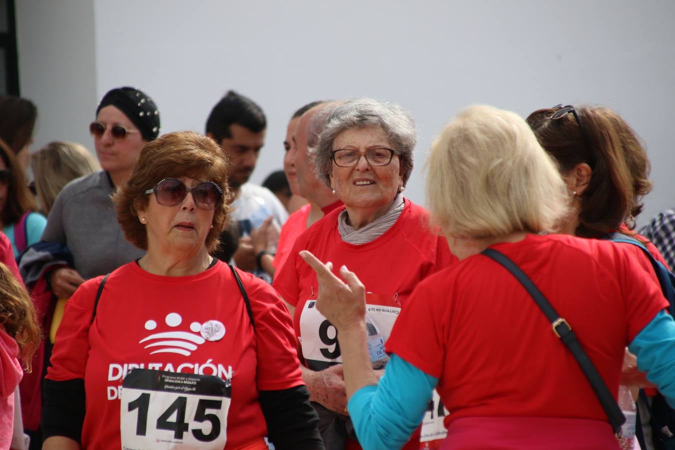 Jerez de los Caballeros ha acogido, esta mañana, la 'I Carrera de la Mujer', enmarcada dentro del programa 'Mujer y Deporte' de la Diputación de Badajoz y bajo el lema 'Nuestra meta, la igualdad'. Más de 300 personas, de todas las edades, se han dado cita en la Plaza de la Alcazaba y han recorrido las calles del municipio en una jornada que ha aunado deporte, solidaridad y reivindicación.