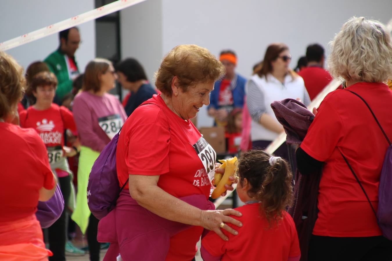 Jerez de los Caballeros ha acogido, esta mañana, la 'I Carrera de la Mujer', enmarcada dentro del programa 'Mujer y Deporte' de la Diputación de Badajoz y bajo el lema 'Nuestra meta, la igualdad'. Más de 300 personas, de todas las edades, se han dado cita en la Plaza de la Alcazaba y han recorrido las calles del municipio en una jornada que ha aunado deporte, solidaridad y reivindicación.