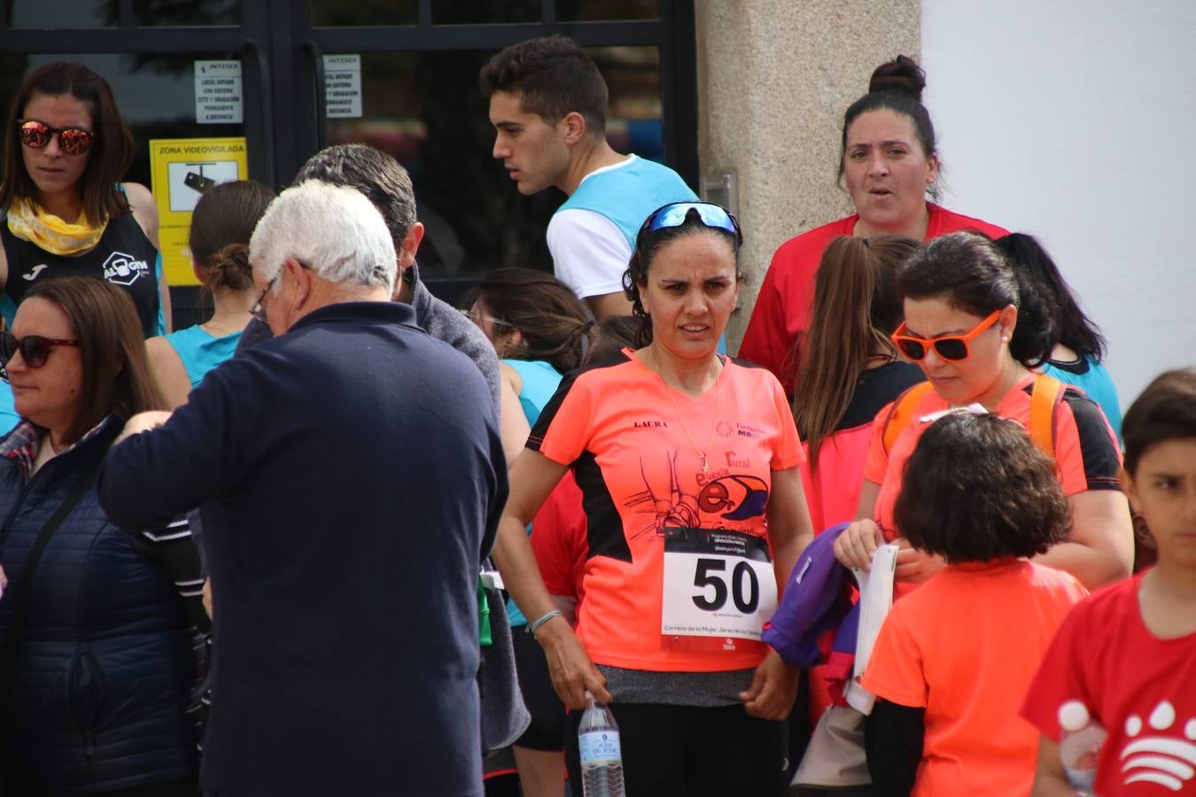 Jerez de los Caballeros ha acogido, esta mañana, la 'I Carrera de la Mujer', enmarcada dentro del programa 'Mujer y Deporte' de la Diputación de Badajoz y bajo el lema 'Nuestra meta, la igualdad'. Más de 300 personas, de todas las edades, se han dado cita en la Plaza de la Alcazaba y han recorrido las calles del municipio en una jornada que ha aunado deporte, solidaridad y reivindicación.