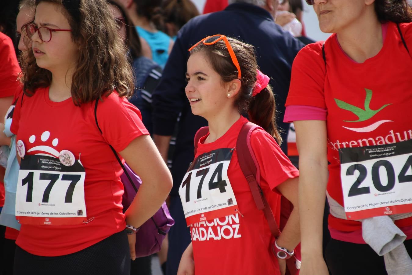 Jerez de los Caballeros ha acogido, esta mañana, la 'I Carrera de la Mujer', enmarcada dentro del programa 'Mujer y Deporte' de la Diputación de Badajoz y bajo el lema 'Nuestra meta, la igualdad'. Más de 300 personas, de todas las edades, se han dado cita en la Plaza de la Alcazaba y han recorrido las calles del municipio en una jornada que ha aunado deporte, solidaridad y reivindicación.