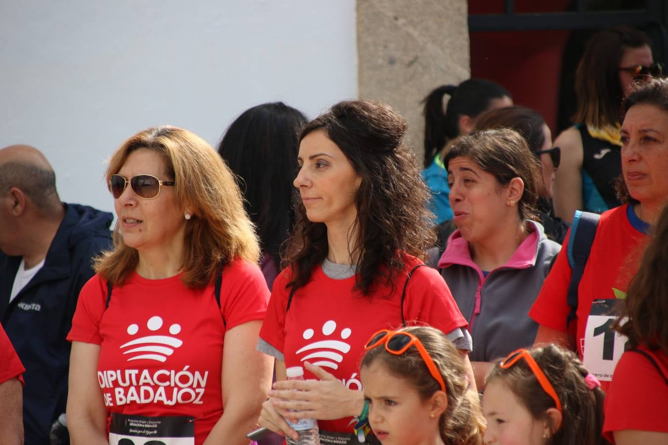 Jerez de los Caballeros ha acogido, esta mañana, la 'I Carrera de la Mujer', enmarcada dentro del programa 'Mujer y Deporte' de la Diputación de Badajoz y bajo el lema 'Nuestra meta, la igualdad'. Más de 300 personas, de todas las edades, se han dado cita en la Plaza de la Alcazaba y han recorrido las calles del municipio en una jornada que ha aunado deporte, solidaridad y reivindicación.