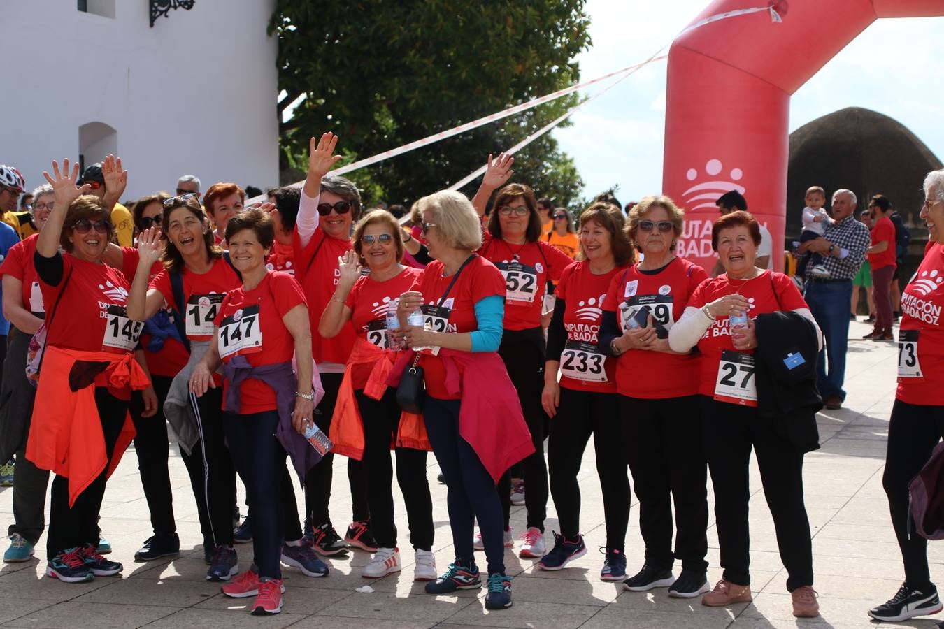 Jerez de los Caballeros ha acogido, esta mañana, la 'I Carrera de la Mujer', enmarcada dentro del programa 'Mujer y Deporte' de la Diputación de Badajoz y bajo el lema 'Nuestra meta, la igualdad'. Más de 300 personas, de todas las edades, se han dado cita en la Plaza de la Alcazaba y han recorrido las calles del municipio en una jornada que ha aunado deporte, solidaridad y reivindicación.