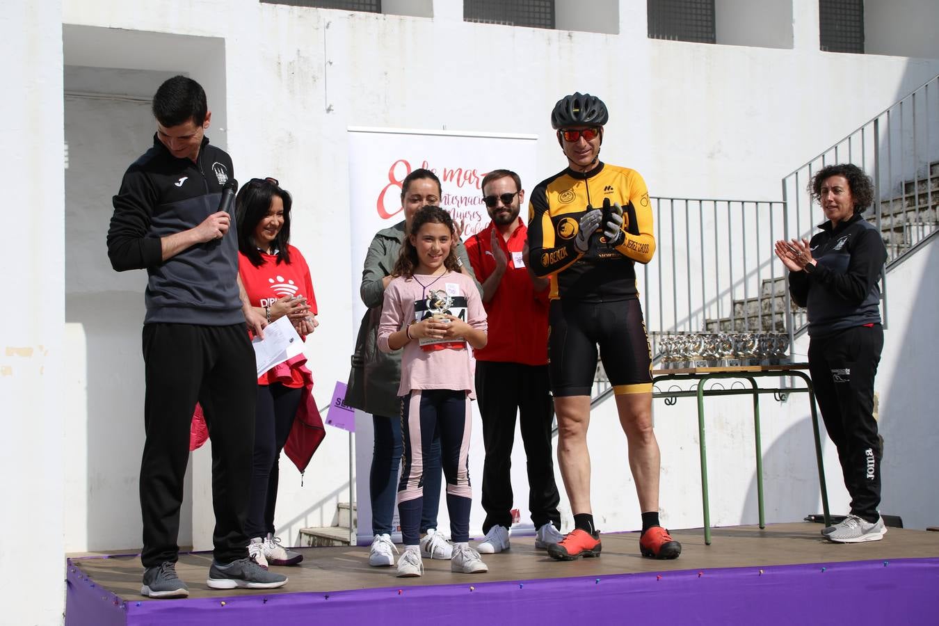 Jerez de los Caballeros ha acogido, esta mañana, la 'I Carrera de la Mujer', enmarcada dentro del programa 'Mujer y Deporte' de la Diputación de Badajoz y bajo el lema 'Nuestra meta, la igualdad'. Más de 300 personas, de todas las edades, se han dado cita en la Plaza de la Alcazaba y han recorrido las calles del municipio en una jornada que ha aunado deporte, solidaridad y reivindicación.
