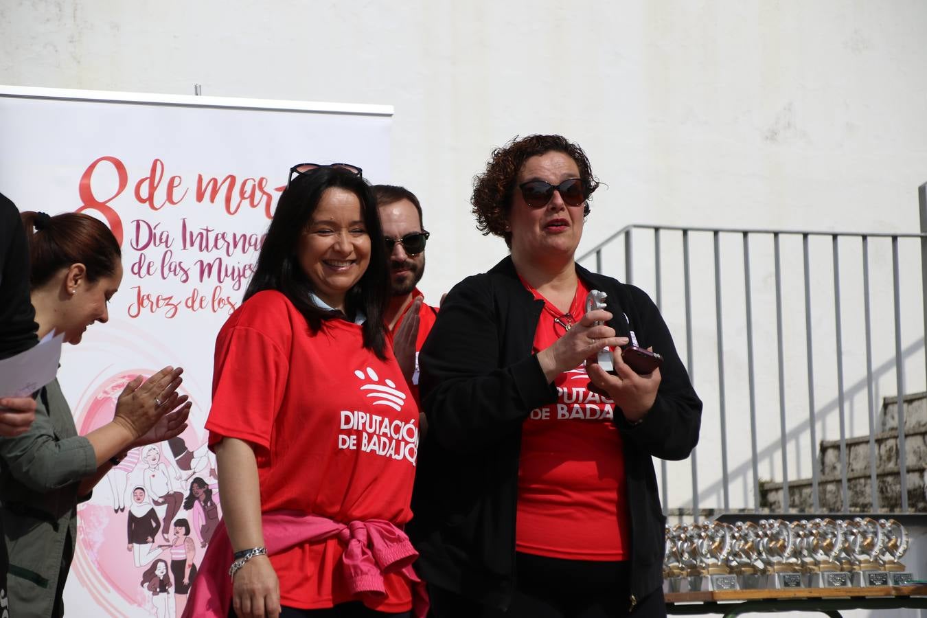 Jerez de los Caballeros ha acogido, esta mañana, la 'I Carrera de la Mujer', enmarcada dentro del programa 'Mujer y Deporte' de la Diputación de Badajoz y bajo el lema 'Nuestra meta, la igualdad'. Más de 300 personas, de todas las edades, se han dado cita en la Plaza de la Alcazaba y han recorrido las calles del municipio en una jornada que ha aunado deporte, solidaridad y reivindicación.