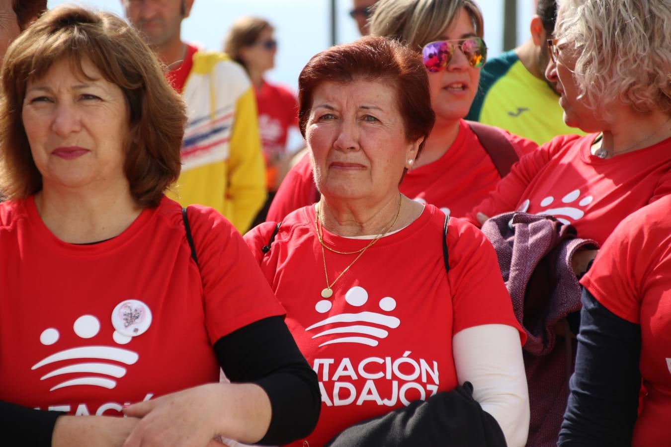 Jerez de los Caballeros ha acogido, esta mañana, la 'I Carrera de la Mujer', enmarcada dentro del programa 'Mujer y Deporte' de la Diputación de Badajoz y bajo el lema 'Nuestra meta, la igualdad'. Más de 300 personas, de todas las edades, se han dado cita en la Plaza de la Alcazaba y han recorrido las calles del municipio en una jornada que ha aunado deporte, solidaridad y reivindicación.