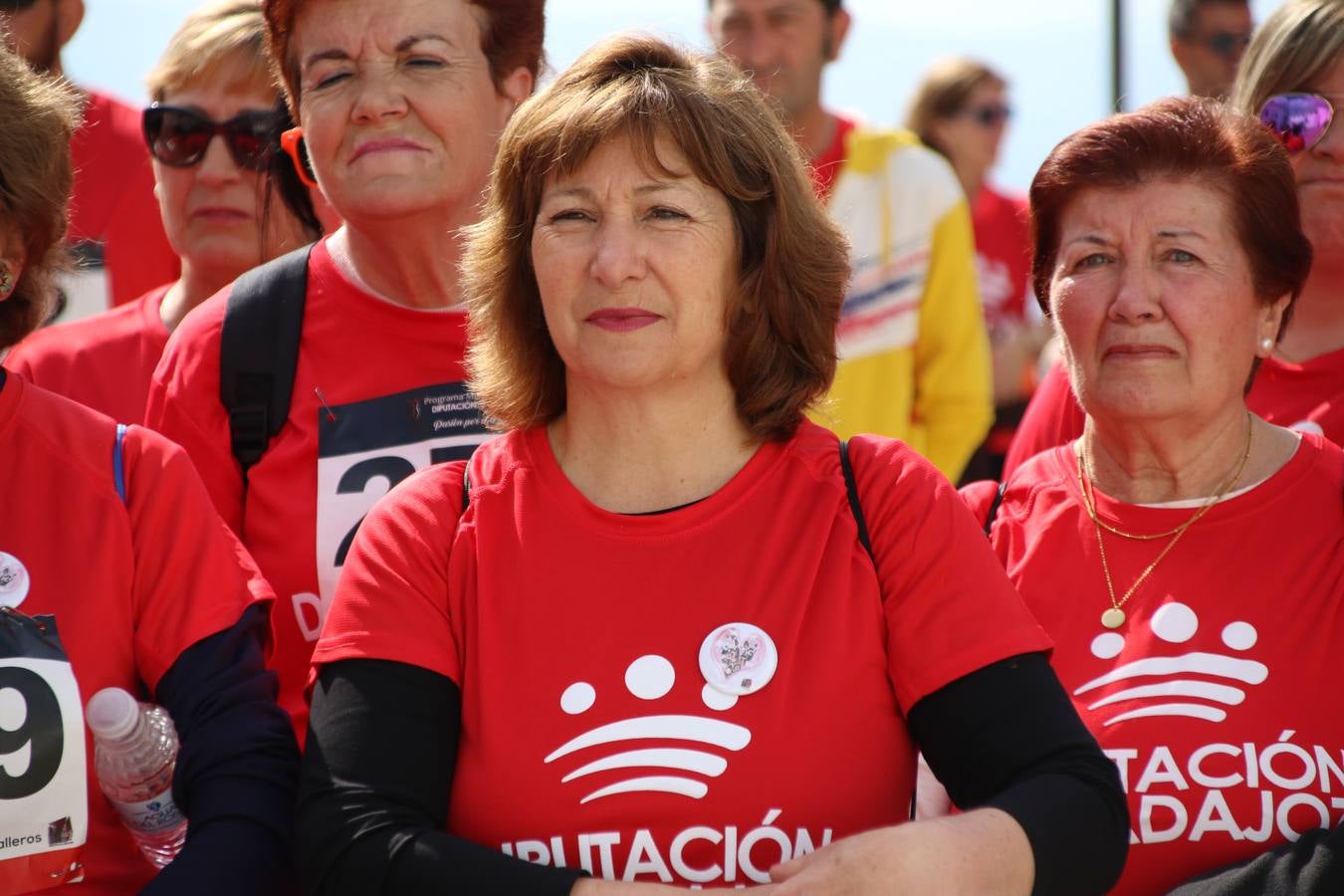 Jerez de los Caballeros ha acogido, esta mañana, la 'I Carrera de la Mujer', enmarcada dentro del programa 'Mujer y Deporte' de la Diputación de Badajoz y bajo el lema 'Nuestra meta, la igualdad'. Más de 300 personas, de todas las edades, se han dado cita en la Plaza de la Alcazaba y han recorrido las calles del municipio en una jornada que ha aunado deporte, solidaridad y reivindicación.