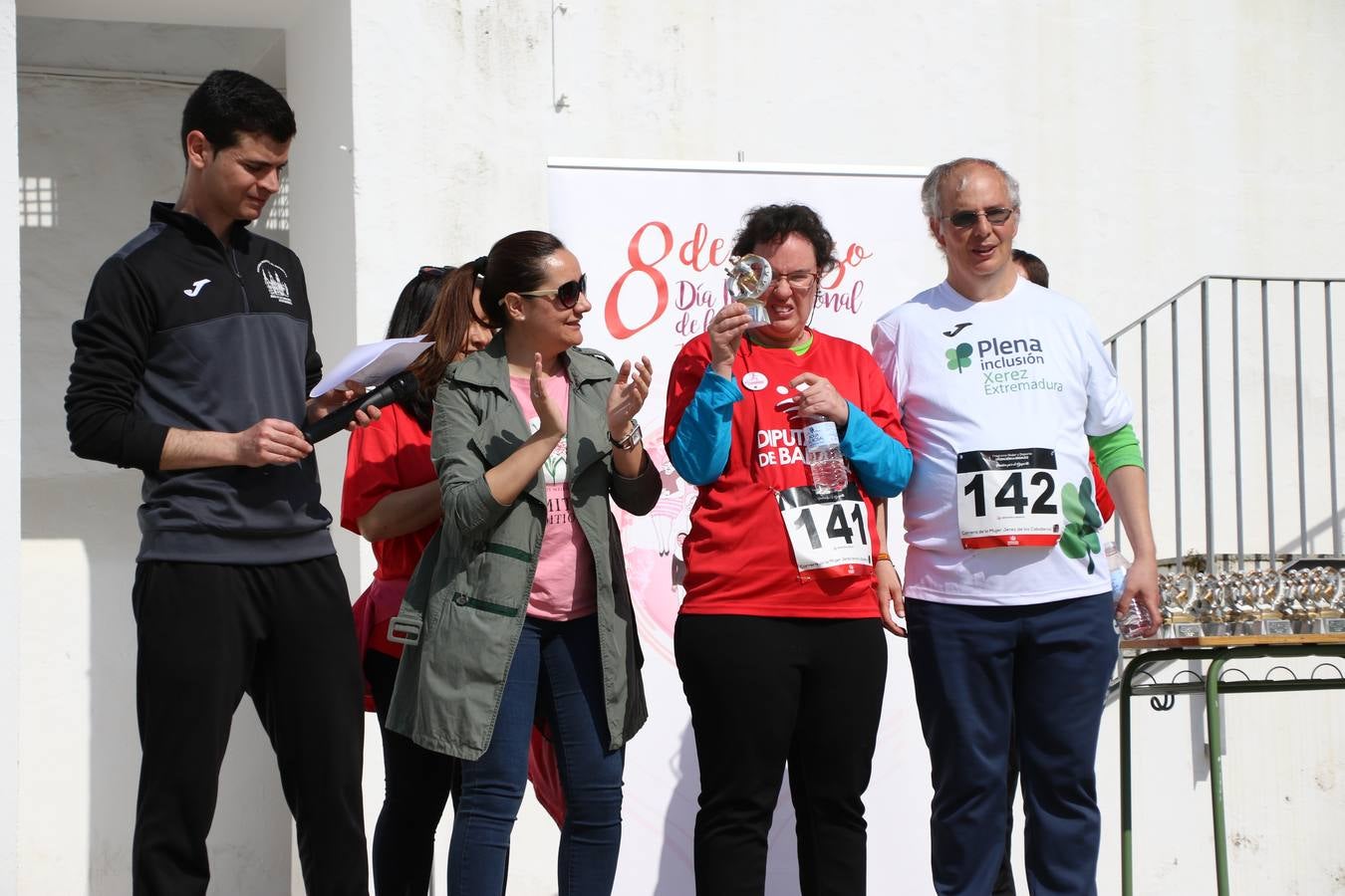 Jerez de los Caballeros ha acogido, esta mañana, la 'I Carrera de la Mujer', enmarcada dentro del programa 'Mujer y Deporte' de la Diputación de Badajoz y bajo el lema 'Nuestra meta, la igualdad'. Más de 300 personas, de todas las edades, se han dado cita en la Plaza de la Alcazaba y han recorrido las calles del municipio en una jornada que ha aunado deporte, solidaridad y reivindicación.