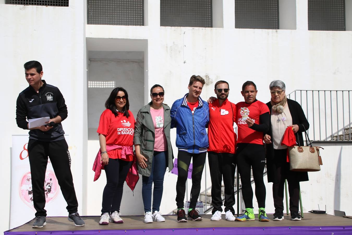Jerez de los Caballeros ha acogido, esta mañana, la 'I Carrera de la Mujer', enmarcada dentro del programa 'Mujer y Deporte' de la Diputación de Badajoz y bajo el lema 'Nuestra meta, la igualdad'. Más de 300 personas, de todas las edades, se han dado cita en la Plaza de la Alcazaba y han recorrido las calles del municipio en una jornada que ha aunado deporte, solidaridad y reivindicación.