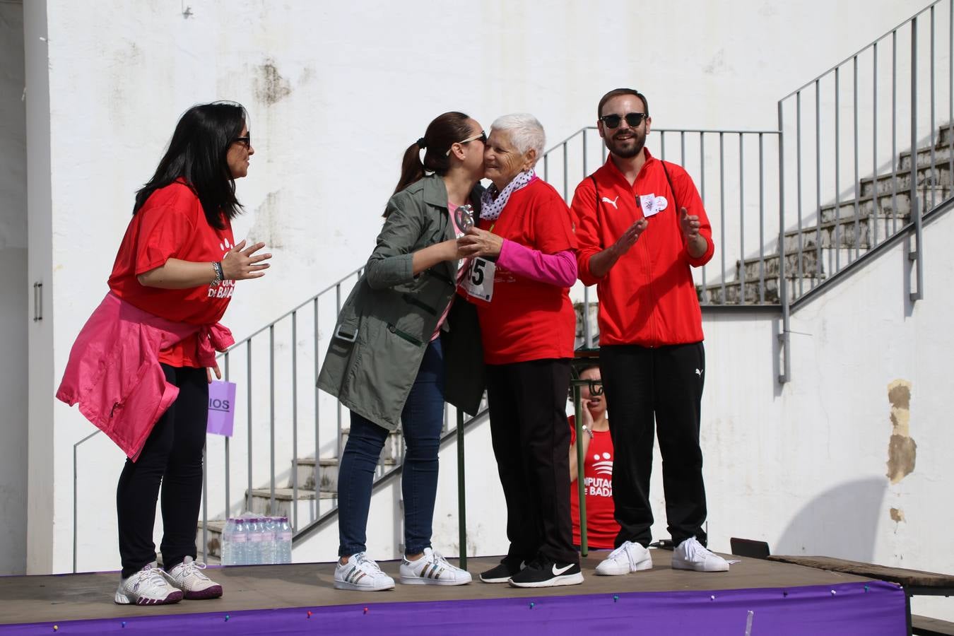 Jerez de los Caballeros ha acogido, esta mañana, la 'I Carrera de la Mujer', enmarcada dentro del programa 'Mujer y Deporte' de la Diputación de Badajoz y bajo el lema 'Nuestra meta, la igualdad'. Más de 300 personas, de todas las edades, se han dado cita en la Plaza de la Alcazaba y han recorrido las calles del municipio en una jornada que ha aunado deporte, solidaridad y reivindicación.