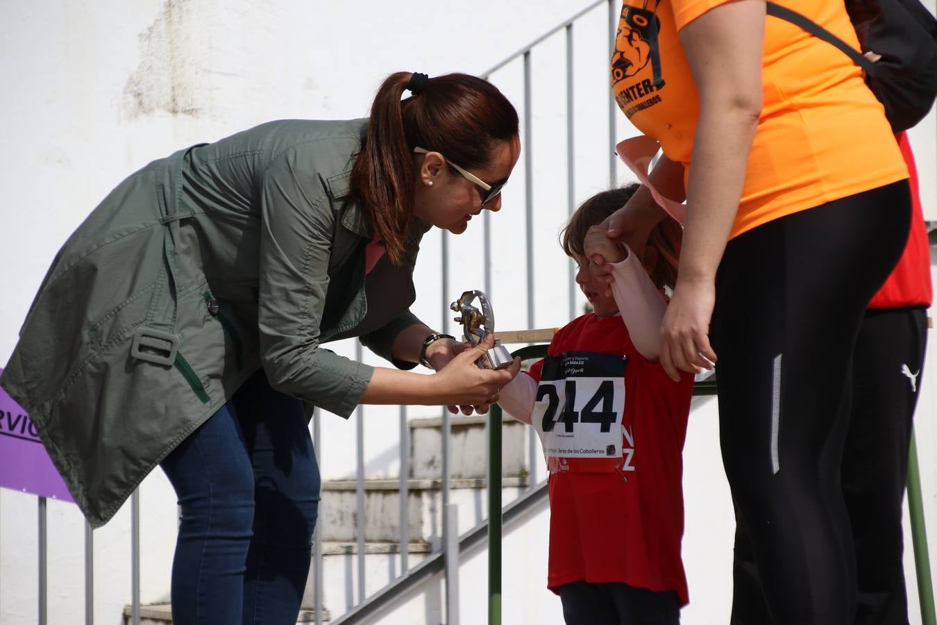 Jerez de los Caballeros ha acogido, esta mañana, la 'I Carrera de la Mujer', enmarcada dentro del programa 'Mujer y Deporte' de la Diputación de Badajoz y bajo el lema 'Nuestra meta, la igualdad'. Más de 300 personas, de todas las edades, se han dado cita en la Plaza de la Alcazaba y han recorrido las calles del municipio en una jornada que ha aunado deporte, solidaridad y reivindicación.