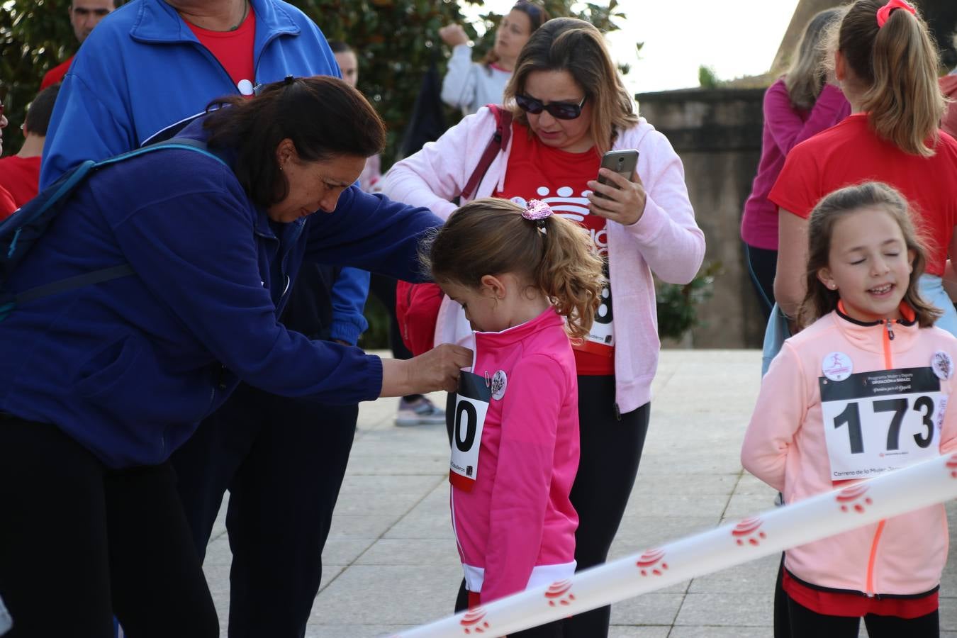 Jerez de los Caballeros ha acogido, esta mañana, la 'I Carrera de la Mujer', enmarcada dentro del programa 'Mujer y Deporte' de la Diputación de Badajoz y bajo el lema 'Nuestra meta, la igualdad'. Más de 300 personas, de todas las edades, se han dado cita en la Plaza de la Alcazaba y han recorrido las calles del municipio en una jornada que ha aunado deporte, solidaridad y reivindicación.
