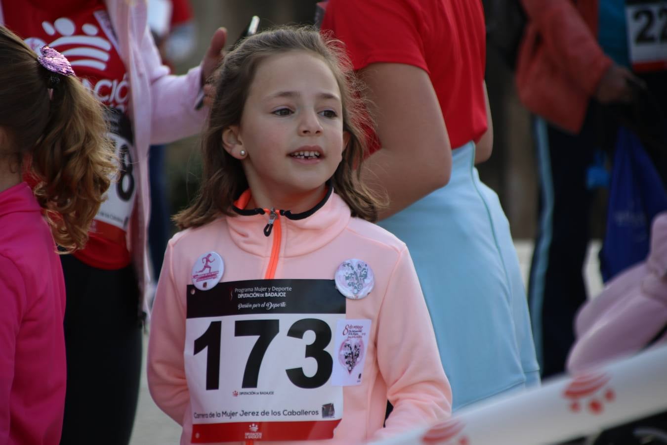 Jerez de los Caballeros ha acogido, esta mañana, la 'I Carrera de la Mujer', enmarcada dentro del programa 'Mujer y Deporte' de la Diputación de Badajoz y bajo el lema 'Nuestra meta, la igualdad'. Más de 300 personas, de todas las edades, se han dado cita en la Plaza de la Alcazaba y han recorrido las calles del municipio en una jornada que ha aunado deporte, solidaridad y reivindicación.