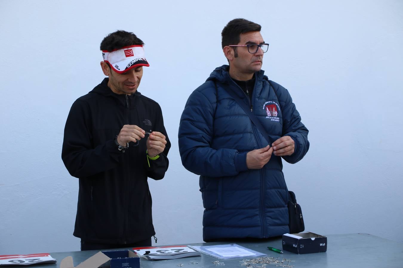 Jerez de los Caballeros ha acogido, esta mañana, la 'I Carrera de la Mujer', enmarcada dentro del programa 'Mujer y Deporte' de la Diputación de Badajoz y bajo el lema 'Nuestra meta, la igualdad'. Más de 300 personas, de todas las edades, se han dado cita en la Plaza de la Alcazaba y han recorrido las calles del municipio en una jornada que ha aunado deporte, solidaridad y reivindicación.