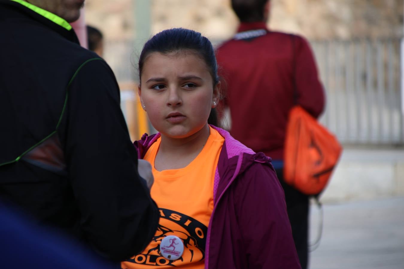 Jerez de los Caballeros ha acogido, esta mañana, la 'I Carrera de la Mujer', enmarcada dentro del programa 'Mujer y Deporte' de la Diputación de Badajoz y bajo el lema 'Nuestra meta, la igualdad'. Más de 300 personas, de todas las edades, se han dado cita en la Plaza de la Alcazaba y han recorrido las calles del municipio en una jornada que ha aunado deporte, solidaridad y reivindicación.
