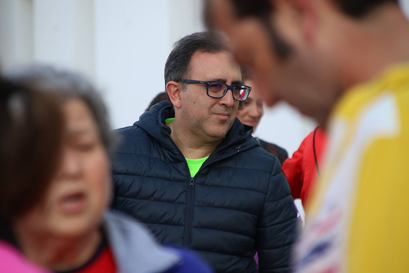 Jerez de los Caballeros ha acogido, esta mañana, la 'I Carrera de la Mujer', enmarcada dentro del programa 'Mujer y Deporte' de la Diputación de Badajoz y bajo el lema 'Nuestra meta, la igualdad'. Más de 300 personas, de todas las edades, se han dado cita en la Plaza de la Alcazaba y han recorrido las calles del municipio en una jornada que ha aunado deporte, solidaridad y reivindicación.