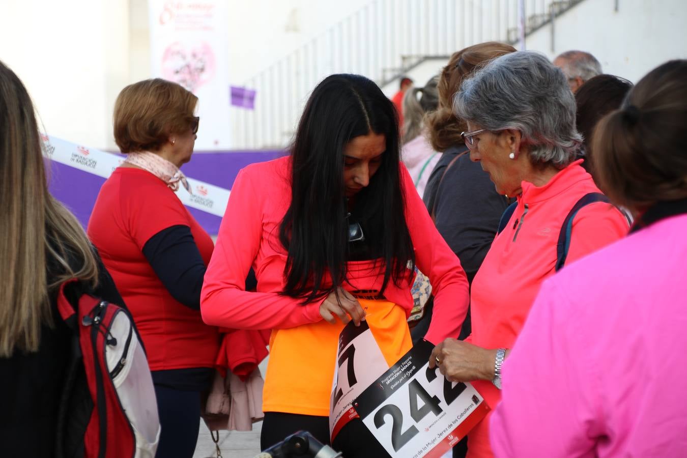 Jerez de los Caballeros ha acogido, esta mañana, la 'I Carrera de la Mujer', enmarcada dentro del programa 'Mujer y Deporte' de la Diputación de Badajoz y bajo el lema 'Nuestra meta, la igualdad'. Más de 300 personas, de todas las edades, se han dado cita en la Plaza de la Alcazaba y han recorrido las calles del municipio en una jornada que ha aunado deporte, solidaridad y reivindicación.
