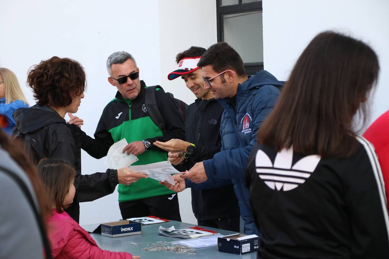 Jerez de los Caballeros ha acogido, esta mañana, la 'I Carrera de la Mujer', enmarcada dentro del programa 'Mujer y Deporte' de la Diputación de Badajoz y bajo el lema 'Nuestra meta, la igualdad'. Más de 300 personas, de todas las edades, se han dado cita en la Plaza de la Alcazaba y han recorrido las calles del municipio en una jornada que ha aunado deporte, solidaridad y reivindicación.
