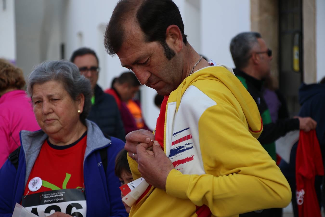 Jerez de los Caballeros ha acogido, esta mañana, la 'I Carrera de la Mujer', enmarcada dentro del programa 'Mujer y Deporte' de la Diputación de Badajoz y bajo el lema 'Nuestra meta, la igualdad'. Más de 300 personas, de todas las edades, se han dado cita en la Plaza de la Alcazaba y han recorrido las calles del municipio en una jornada que ha aunado deporte, solidaridad y reivindicación.