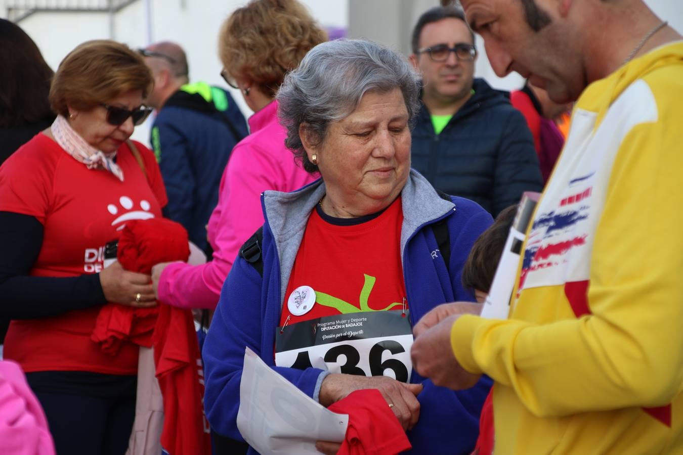 Jerez de los Caballeros ha acogido, esta mañana, la 'I Carrera de la Mujer', enmarcada dentro del programa 'Mujer y Deporte' de la Diputación de Badajoz y bajo el lema 'Nuestra meta, la igualdad'. Más de 300 personas, de todas las edades, se han dado cita en la Plaza de la Alcazaba y han recorrido las calles del municipio en una jornada que ha aunado deporte, solidaridad y reivindicación.