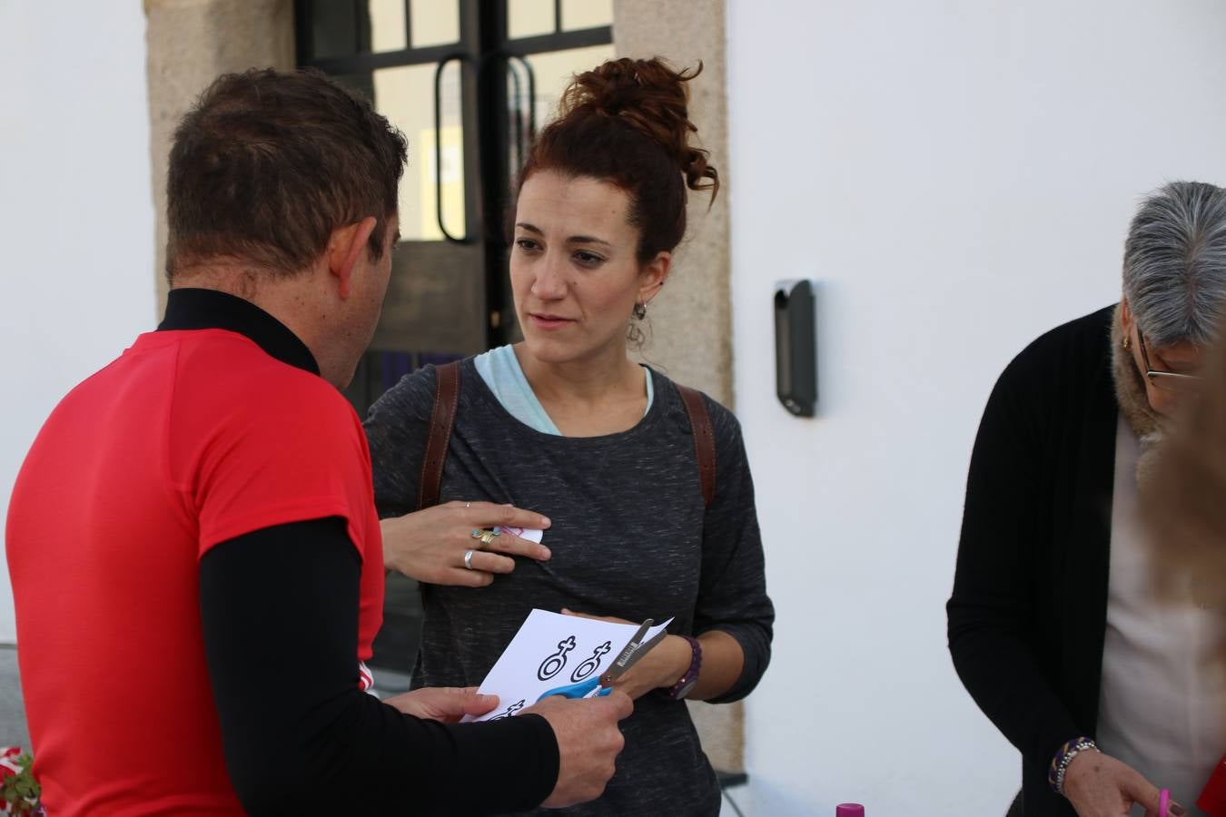 Jerez de los Caballeros ha acogido, esta mañana, la 'I Carrera de la Mujer', enmarcada dentro del programa 'Mujer y Deporte' de la Diputación de Badajoz y bajo el lema 'Nuestra meta, la igualdad'. Más de 300 personas, de todas las edades, se han dado cita en la Plaza de la Alcazaba y han recorrido las calles del municipio en una jornada que ha aunado deporte, solidaridad y reivindicación.