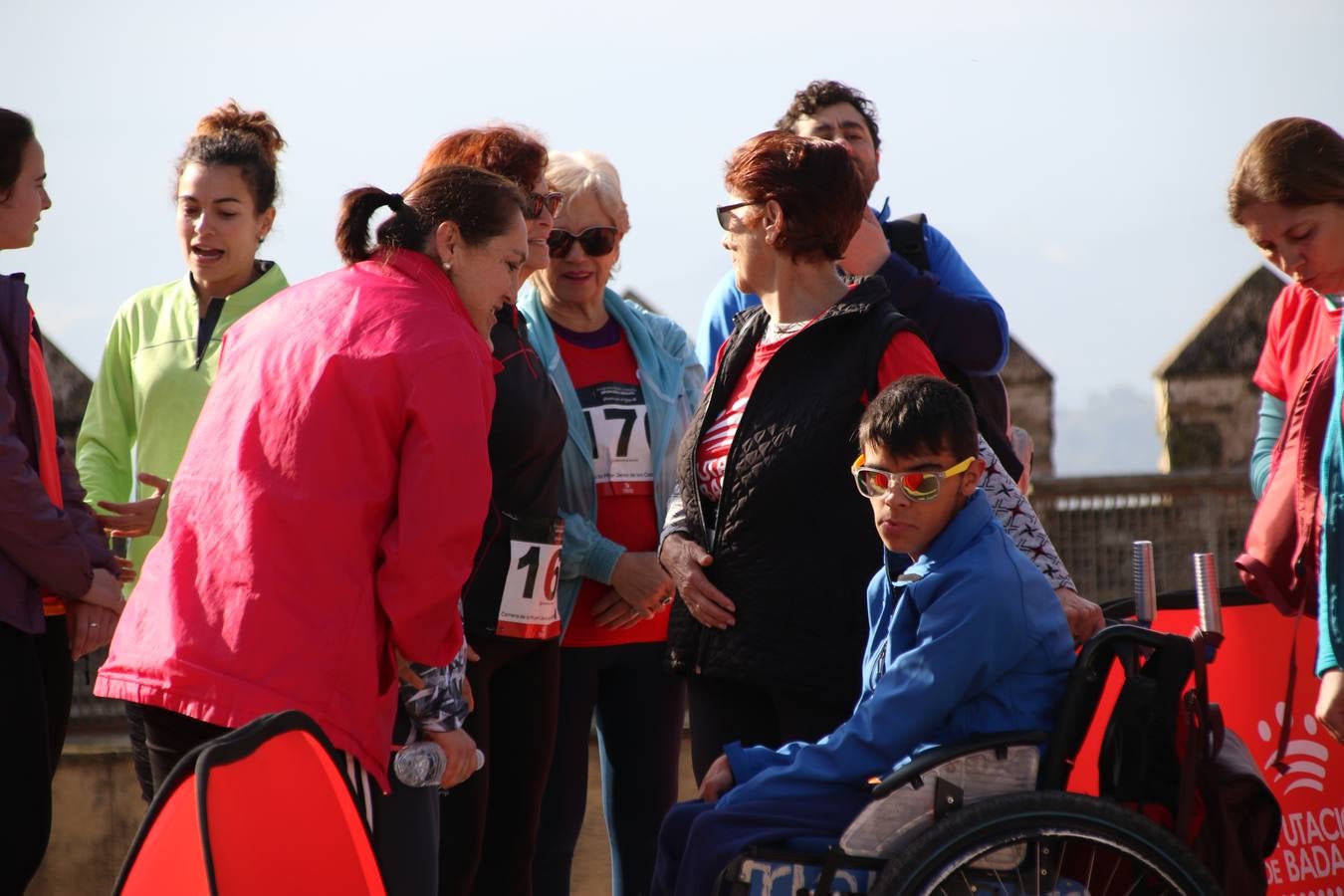 Jerez de los Caballeros ha acogido, esta mañana, la 'I Carrera de la Mujer', enmarcada dentro del programa 'Mujer y Deporte' de la Diputación de Badajoz y bajo el lema 'Nuestra meta, la igualdad'. Más de 300 personas, de todas las edades, se han dado cita en la Plaza de la Alcazaba y han recorrido las calles del municipio en una jornada que ha aunado deporte, solidaridad y reivindicación.