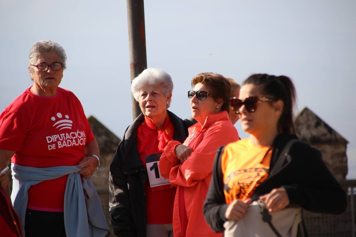 Jerez de los Caballeros ha acogido, esta mañana, la 'I Carrera de la Mujer', enmarcada dentro del programa 'Mujer y Deporte' de la Diputación de Badajoz y bajo el lema 'Nuestra meta, la igualdad'. Más de 300 personas, de todas las edades, se han dado cita en la Plaza de la Alcazaba y han recorrido las calles del municipio en una jornada que ha aunado deporte, solidaridad y reivindicación.