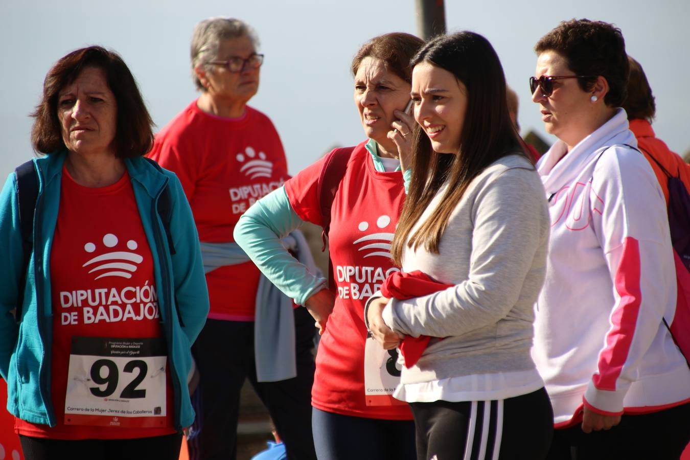 Jerez de los Caballeros ha acogido, esta mañana, la 'I Carrera de la Mujer', enmarcada dentro del programa 'Mujer y Deporte' de la Diputación de Badajoz y bajo el lema 'Nuestra meta, la igualdad'. Más de 300 personas, de todas las edades, se han dado cita en la Plaza de la Alcazaba y han recorrido las calles del municipio en una jornada que ha aunado deporte, solidaridad y reivindicación.