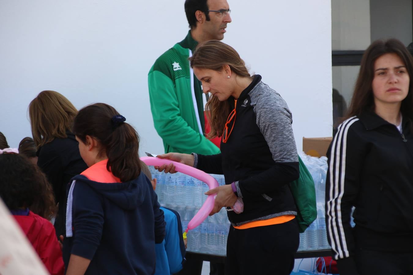 Jerez de los Caballeros ha acogido, esta mañana, la 'I Carrera de la Mujer', enmarcada dentro del programa 'Mujer y Deporte' de la Diputación de Badajoz y bajo el lema 'Nuestra meta, la igualdad'. Más de 300 personas, de todas las edades, se han dado cita en la Plaza de la Alcazaba y han recorrido las calles del municipio en una jornada que ha aunado deporte, solidaridad y reivindicación.