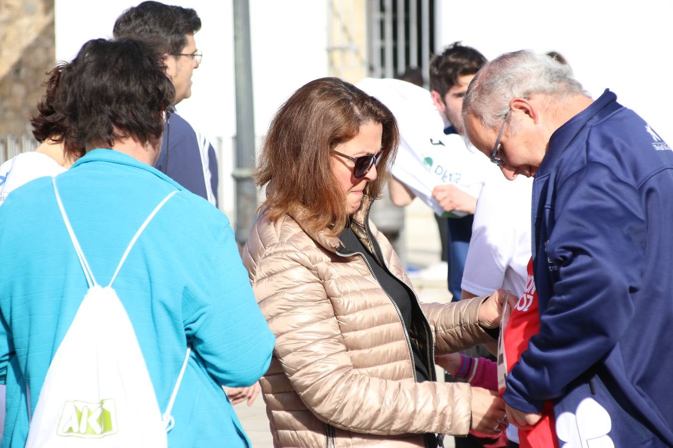 Jerez de los Caballeros ha acogido, esta mañana, la 'I Carrera de la Mujer', enmarcada dentro del programa 'Mujer y Deporte' de la Diputación de Badajoz y bajo el lema 'Nuestra meta, la igualdad'. Más de 300 personas, de todas las edades, se han dado cita en la Plaza de la Alcazaba y han recorrido las calles del municipio en una jornada que ha aunado deporte, solidaridad y reivindicación.