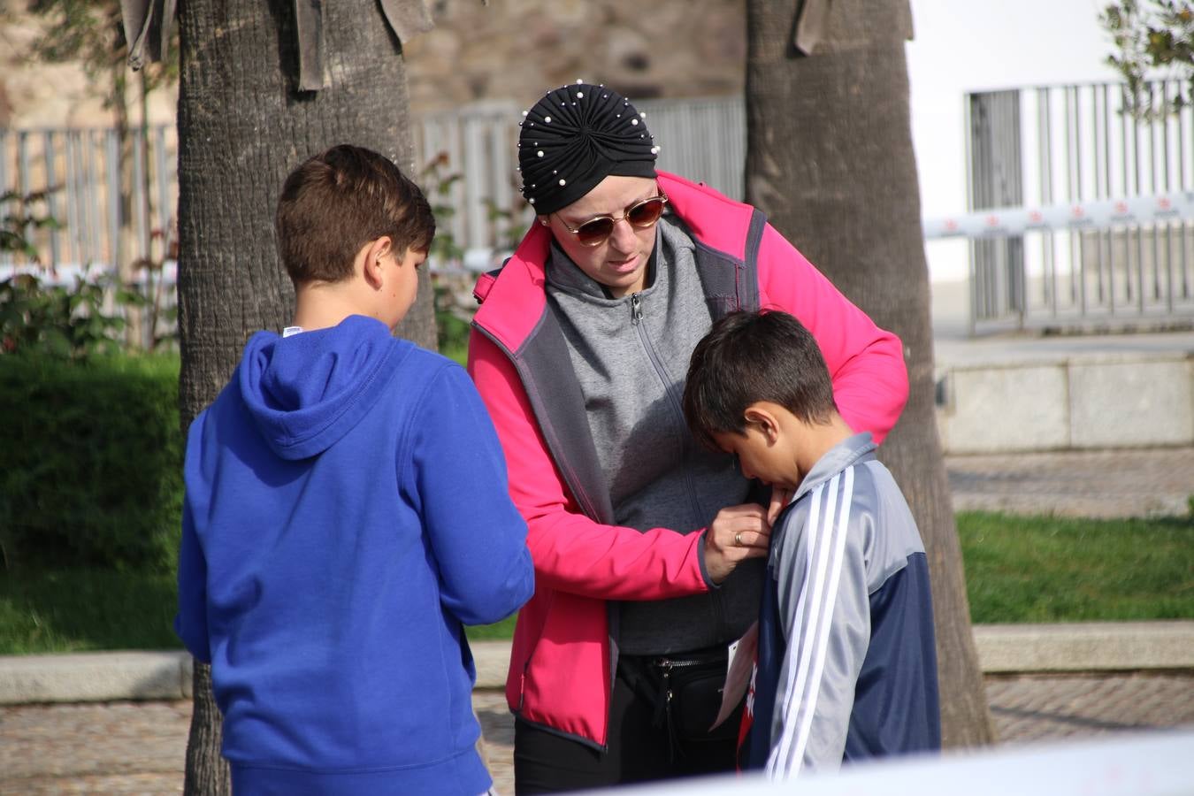 Jerez de los Caballeros ha acogido, esta mañana, la 'I Carrera de la Mujer', enmarcada dentro del programa 'Mujer y Deporte' de la Diputación de Badajoz y bajo el lema 'Nuestra meta, la igualdad'. Más de 300 personas, de todas las edades, se han dado cita en la Plaza de la Alcazaba y han recorrido las calles del municipio en una jornada que ha aunado deporte, solidaridad y reivindicación.