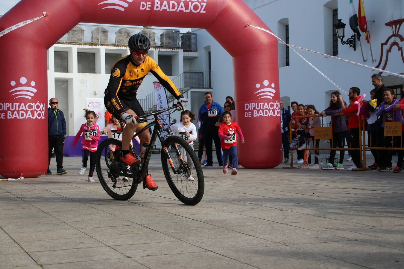 Jerez de los Caballeros ha acogido, esta mañana, la 'I Carrera de la Mujer', enmarcada dentro del programa 'Mujer y Deporte' de la Diputación de Badajoz y bajo el lema 'Nuestra meta, la igualdad'. Más de 300 personas, de todas las edades, se han dado cita en la Plaza de la Alcazaba y han recorrido las calles del municipio en una jornada que ha aunado deporte, solidaridad y reivindicación.