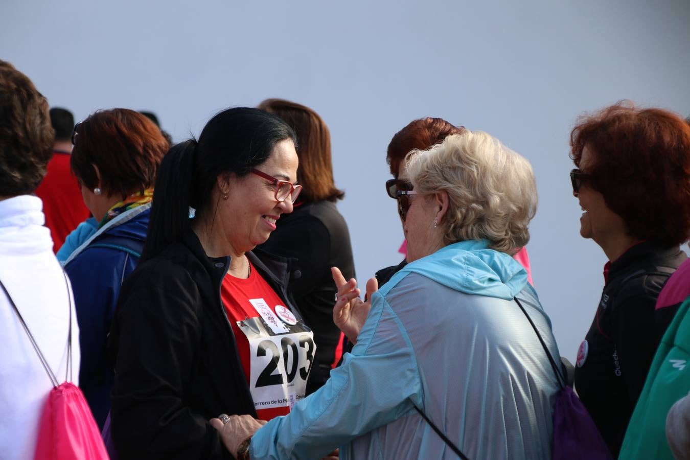 Jerez de los Caballeros ha acogido, esta mañana, la 'I Carrera de la Mujer', enmarcada dentro del programa 'Mujer y Deporte' de la Diputación de Badajoz y bajo el lema 'Nuestra meta, la igualdad'. Más de 300 personas, de todas las edades, se han dado cita en la Plaza de la Alcazaba y han recorrido las calles del municipio en una jornada que ha aunado deporte, solidaridad y reivindicación.
