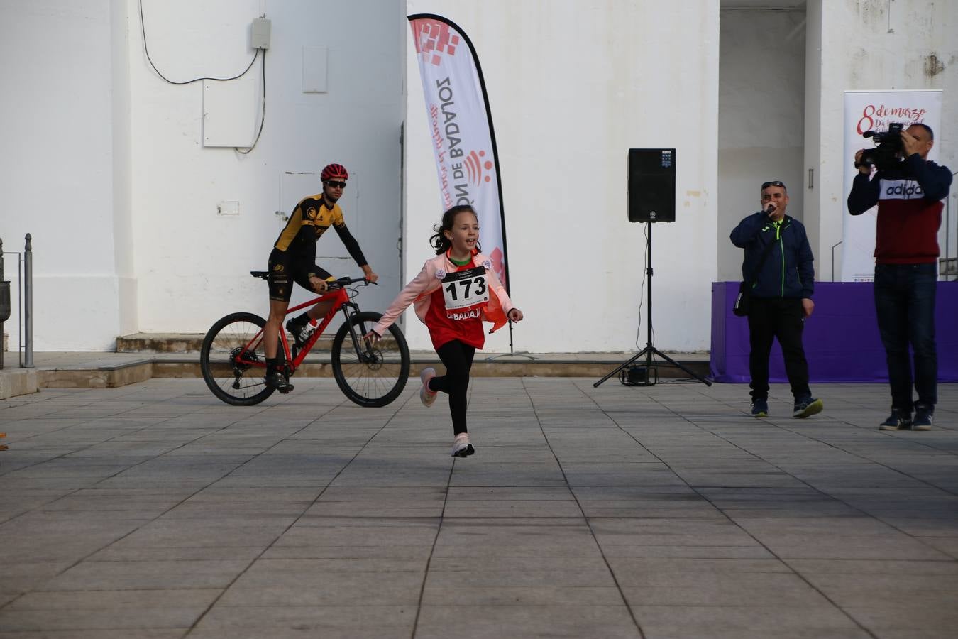 Jerez de los Caballeros ha acogido, esta mañana, la 'I Carrera de la Mujer', enmarcada dentro del programa 'Mujer y Deporte' de la Diputación de Badajoz y bajo el lema 'Nuestra meta, la igualdad'. Más de 300 personas, de todas las edades, se han dado cita en la Plaza de la Alcazaba y han recorrido las calles del municipio en una jornada que ha aunado deporte, solidaridad y reivindicación.