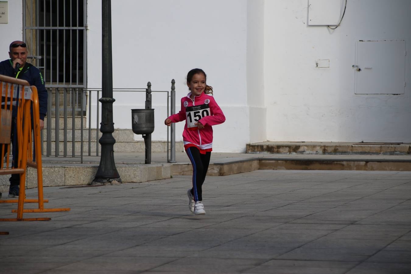 Jerez de los Caballeros ha acogido, esta mañana, la 'I Carrera de la Mujer', enmarcada dentro del programa 'Mujer y Deporte' de la Diputación de Badajoz y bajo el lema 'Nuestra meta, la igualdad'. Más de 300 personas, de todas las edades, se han dado cita en la Plaza de la Alcazaba y han recorrido las calles del municipio en una jornada que ha aunado deporte, solidaridad y reivindicación.