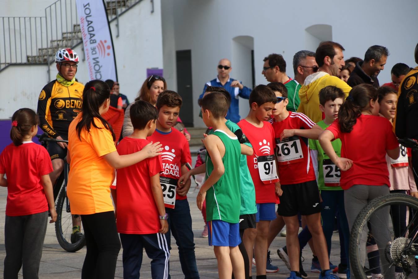 Jerez de los Caballeros ha acogido, esta mañana, la 'I Carrera de la Mujer', enmarcada dentro del programa 'Mujer y Deporte' de la Diputación de Badajoz y bajo el lema 'Nuestra meta, la igualdad'. Más de 300 personas, de todas las edades, se han dado cita en la Plaza de la Alcazaba y han recorrido las calles del municipio en una jornada que ha aunado deporte, solidaridad y reivindicación.