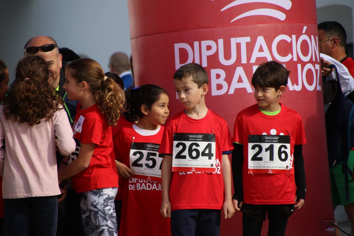 Jerez de los Caballeros ha acogido, esta mañana, la 'I Carrera de la Mujer', enmarcada dentro del programa 'Mujer y Deporte' de la Diputación de Badajoz y bajo el lema 'Nuestra meta, la igualdad'. Más de 300 personas, de todas las edades, se han dado cita en la Plaza de la Alcazaba y han recorrido las calles del municipio en una jornada que ha aunado deporte, solidaridad y reivindicación.