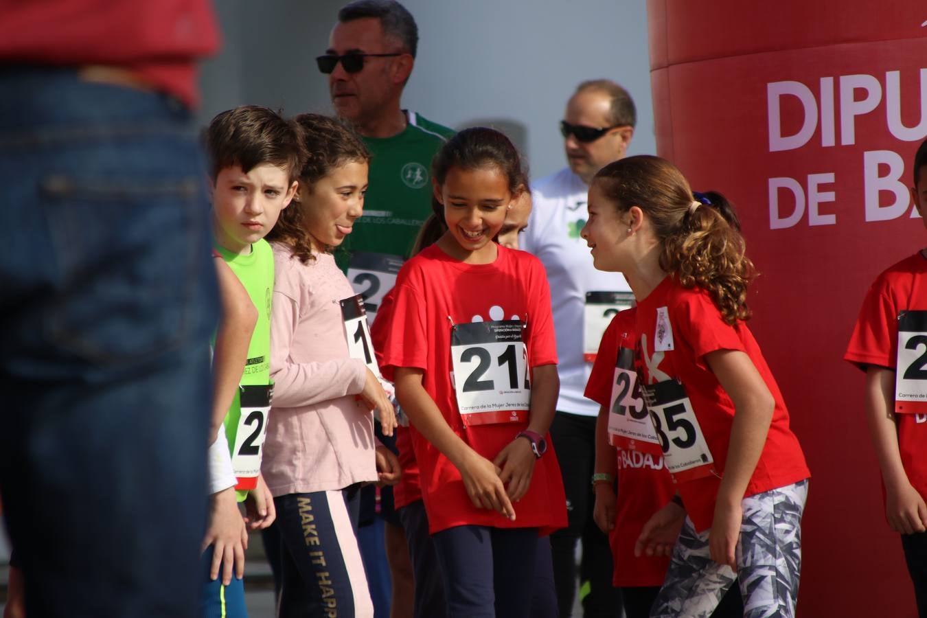 Jerez de los Caballeros ha acogido, esta mañana, la 'I Carrera de la Mujer', enmarcada dentro del programa 'Mujer y Deporte' de la Diputación de Badajoz y bajo el lema 'Nuestra meta, la igualdad'. Más de 300 personas, de todas las edades, se han dado cita en la Plaza de la Alcazaba y han recorrido las calles del municipio en una jornada que ha aunado deporte, solidaridad y reivindicación.