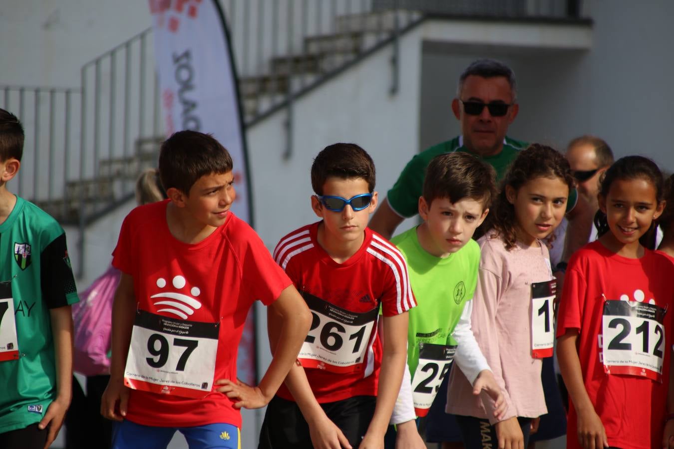 Jerez de los Caballeros ha acogido, esta mañana, la 'I Carrera de la Mujer', enmarcada dentro del programa 'Mujer y Deporte' de la Diputación de Badajoz y bajo el lema 'Nuestra meta, la igualdad'. Más de 300 personas, de todas las edades, se han dado cita en la Plaza de la Alcazaba y han recorrido las calles del municipio en una jornada que ha aunado deporte, solidaridad y reivindicación.