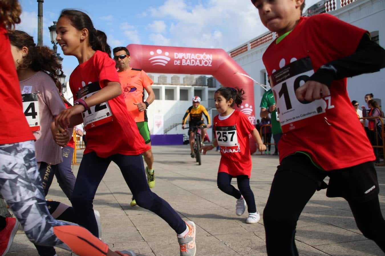 Jerez de los Caballeros ha acogido, esta mañana, la 'I Carrera de la Mujer', enmarcada dentro del programa 'Mujer y Deporte' de la Diputación de Badajoz y bajo el lema 'Nuestra meta, la igualdad'. Más de 300 personas, de todas las edades, se han dado cita en la Plaza de la Alcazaba y han recorrido las calles del municipio en una jornada que ha aunado deporte, solidaridad y reivindicación.