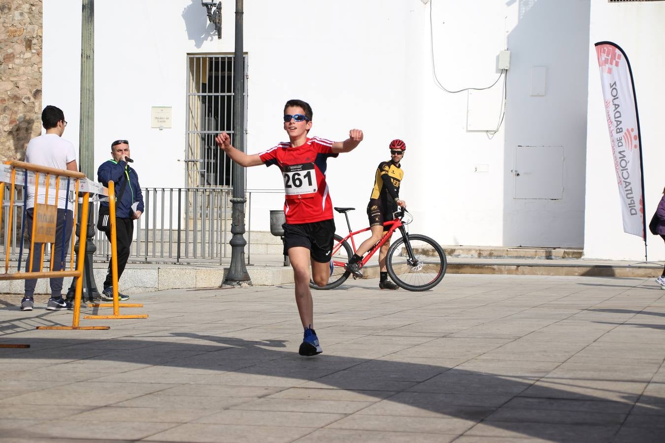 Jerez de los Caballeros ha acogido, esta mañana, la 'I Carrera de la Mujer', enmarcada dentro del programa 'Mujer y Deporte' de la Diputación de Badajoz y bajo el lema 'Nuestra meta, la igualdad'. Más de 300 personas, de todas las edades, se han dado cita en la Plaza de la Alcazaba y han recorrido las calles del municipio en una jornada que ha aunado deporte, solidaridad y reivindicación.