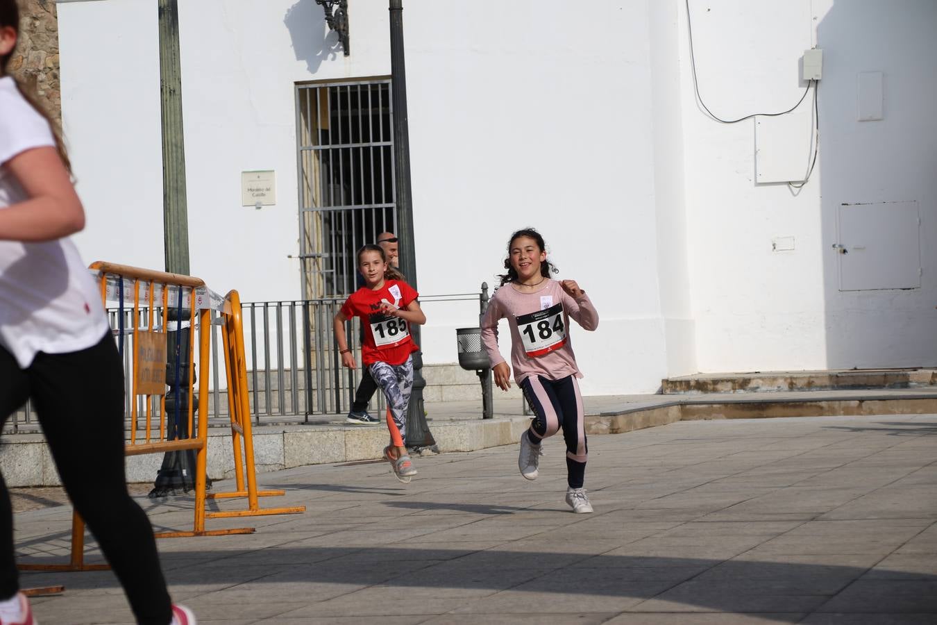 Jerez de los Caballeros ha acogido, esta mañana, la 'I Carrera de la Mujer', enmarcada dentro del programa 'Mujer y Deporte' de la Diputación de Badajoz y bajo el lema 'Nuestra meta, la igualdad'. Más de 300 personas, de todas las edades, se han dado cita en la Plaza de la Alcazaba y han recorrido las calles del municipio en una jornada que ha aunado deporte, solidaridad y reivindicación.