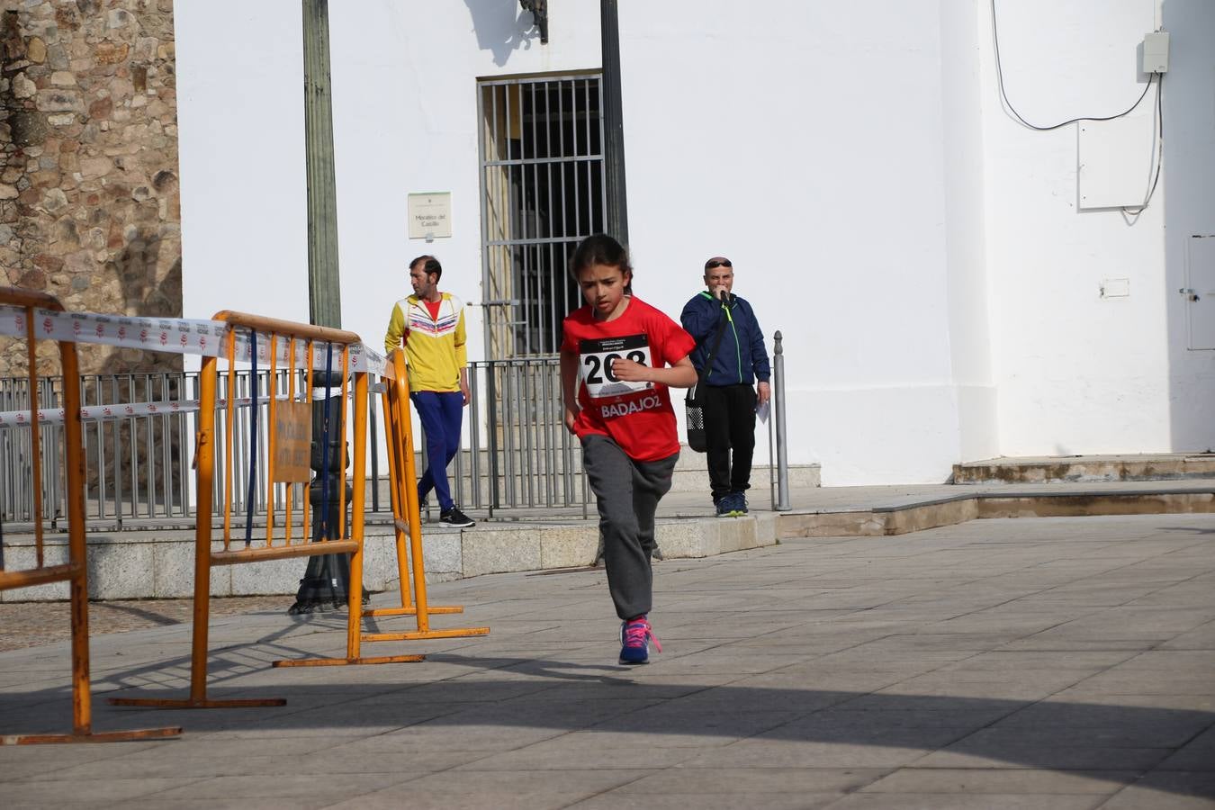 Jerez de los Caballeros ha acogido, esta mañana, la 'I Carrera de la Mujer', enmarcada dentro del programa 'Mujer y Deporte' de la Diputación de Badajoz y bajo el lema 'Nuestra meta, la igualdad'. Más de 300 personas, de todas las edades, se han dado cita en la Plaza de la Alcazaba y han recorrido las calles del municipio en una jornada que ha aunado deporte, solidaridad y reivindicación.