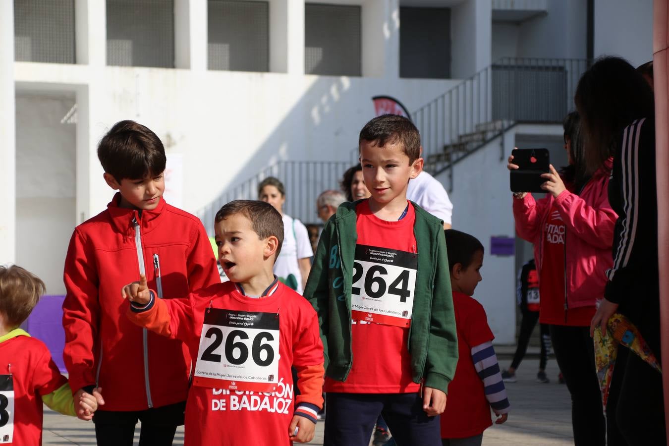 Jerez de los Caballeros ha acogido, esta mañana, la 'I Carrera de la Mujer', enmarcada dentro del programa 'Mujer y Deporte' de la Diputación de Badajoz y bajo el lema 'Nuestra meta, la igualdad'. Más de 300 personas, de todas las edades, se han dado cita en la Plaza de la Alcazaba y han recorrido las calles del municipio en una jornada que ha aunado deporte, solidaridad y reivindicación.
