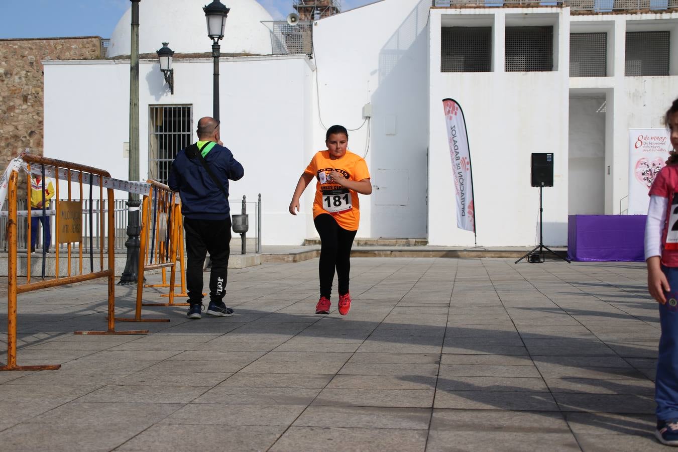 Jerez de los Caballeros ha acogido, esta mañana, la 'I Carrera de la Mujer', enmarcada dentro del programa 'Mujer y Deporte' de la Diputación de Badajoz y bajo el lema 'Nuestra meta, la igualdad'. Más de 300 personas, de todas las edades, se han dado cita en la Plaza de la Alcazaba y han recorrido las calles del municipio en una jornada que ha aunado deporte, solidaridad y reivindicación.
