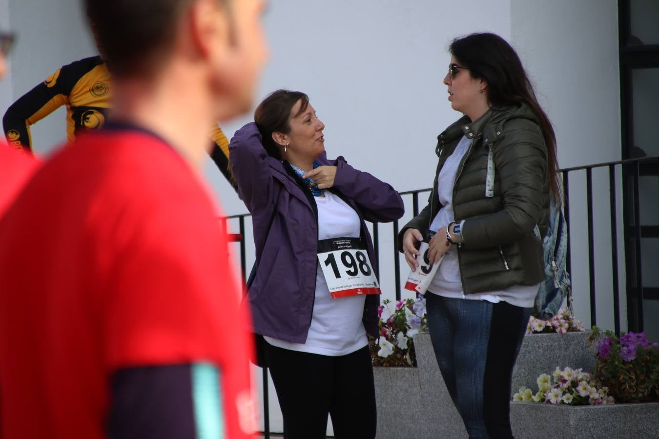 Jerez de los Caballeros ha acogido, esta mañana, la 'I Carrera de la Mujer', enmarcada dentro del programa 'Mujer y Deporte' de la Diputación de Badajoz y bajo el lema 'Nuestra meta, la igualdad'. Más de 300 personas, de todas las edades, se han dado cita en la Plaza de la Alcazaba y han recorrido las calles del municipio en una jornada que ha aunado deporte, solidaridad y reivindicación.