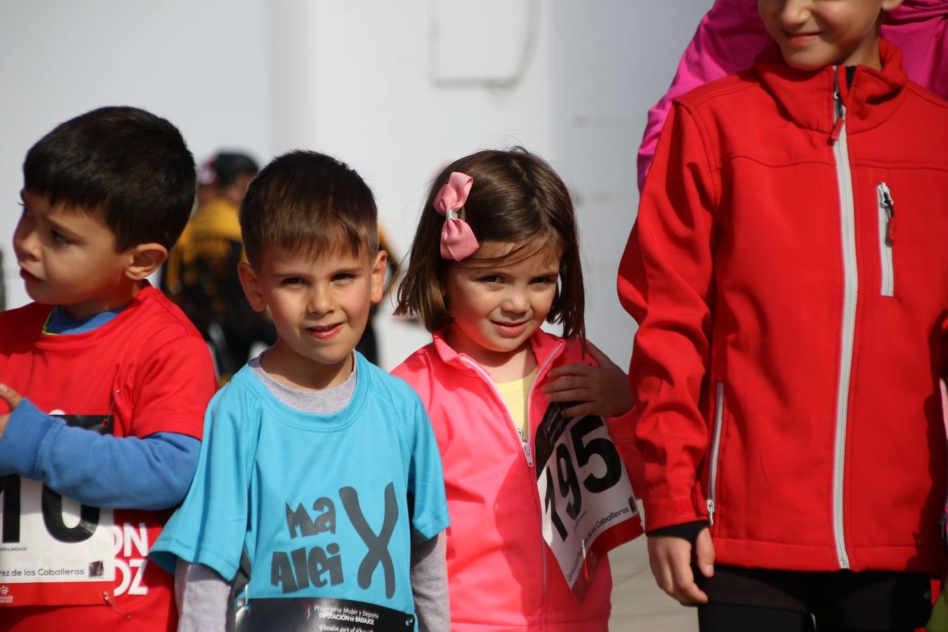 Jerez de los Caballeros ha acogido, esta mañana, la 'I Carrera de la Mujer', enmarcada dentro del programa 'Mujer y Deporte' de la Diputación de Badajoz y bajo el lema 'Nuestra meta, la igualdad'. Más de 300 personas, de todas las edades, se han dado cita en la Plaza de la Alcazaba y han recorrido las calles del municipio en una jornada que ha aunado deporte, solidaridad y reivindicación.