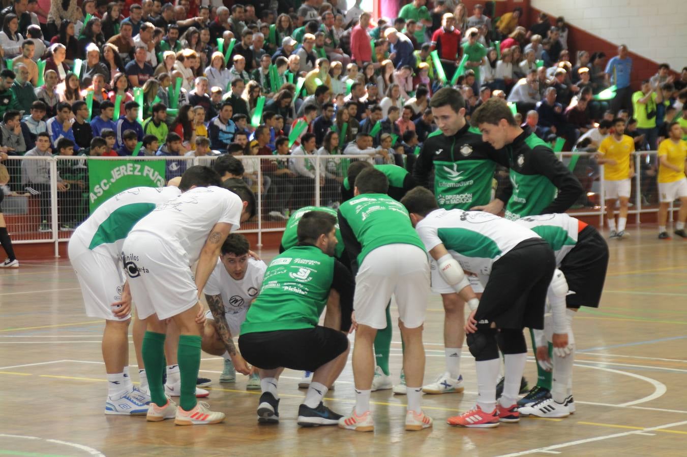 Por segunda temporada consecutiva, el Jerez Futsal ha logrado hacerse con el título de campeón de la Copa de Extremadura tras otra espectacular final, ante el Cáceres Universidad al que ha vencido 6-4, esta vez en su casa, ante su incondicional afición que ha vivido esta 'final four' con intensidad y mucha alegría, finalmente.
